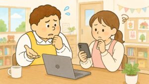 保育園でSNSの担当について話し合いながら、どちらも困った表情を浮かべる園長と職員のイラスト